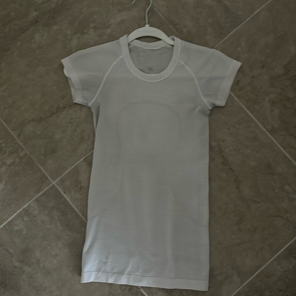 White Lululemon Size 2 Swiftly tech short sleeve